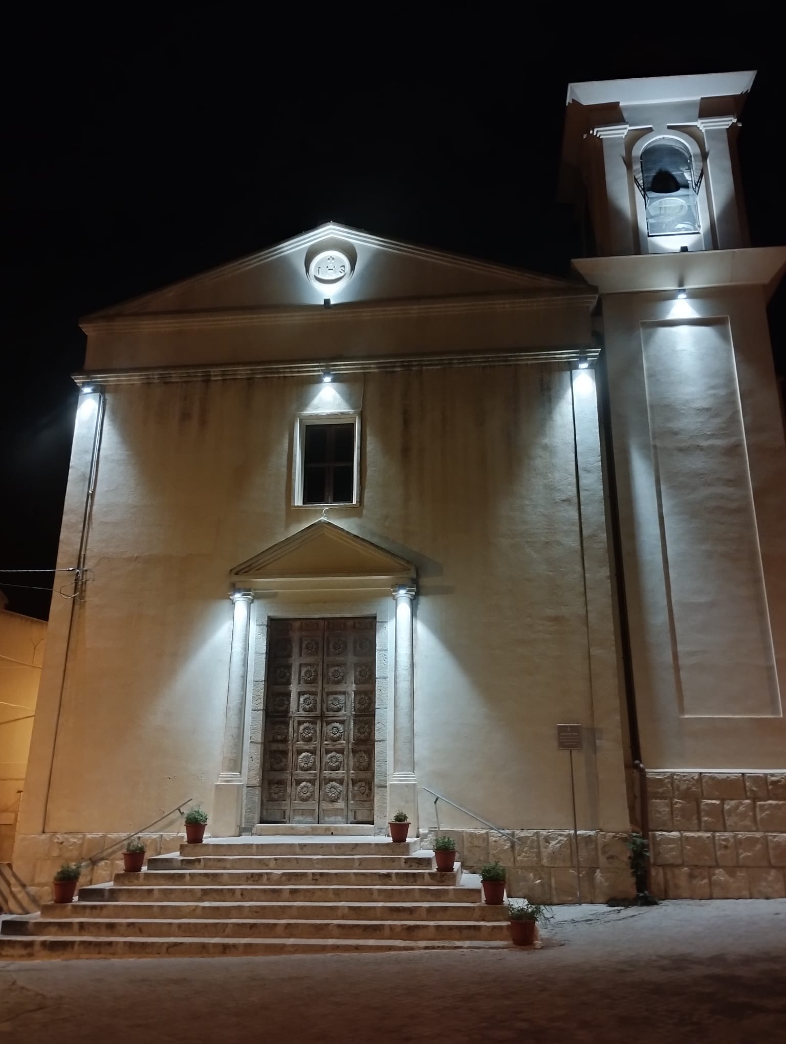 La chiesa di Gesù e Maria illuminata di sera