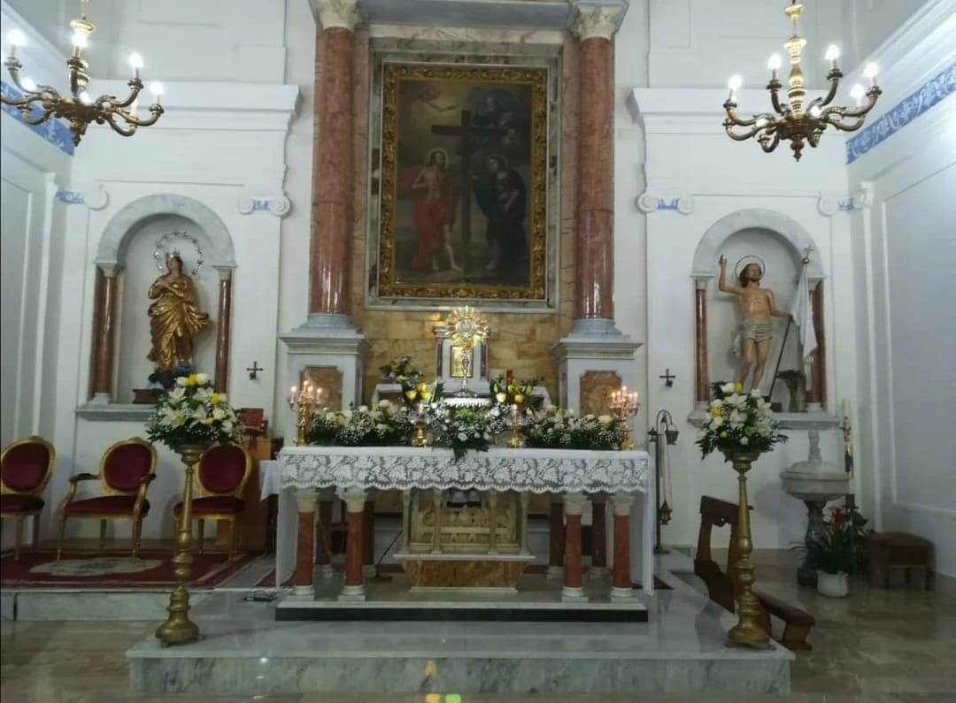 Altare maggiore in marmi mischi con la tela di Gesù e Maria