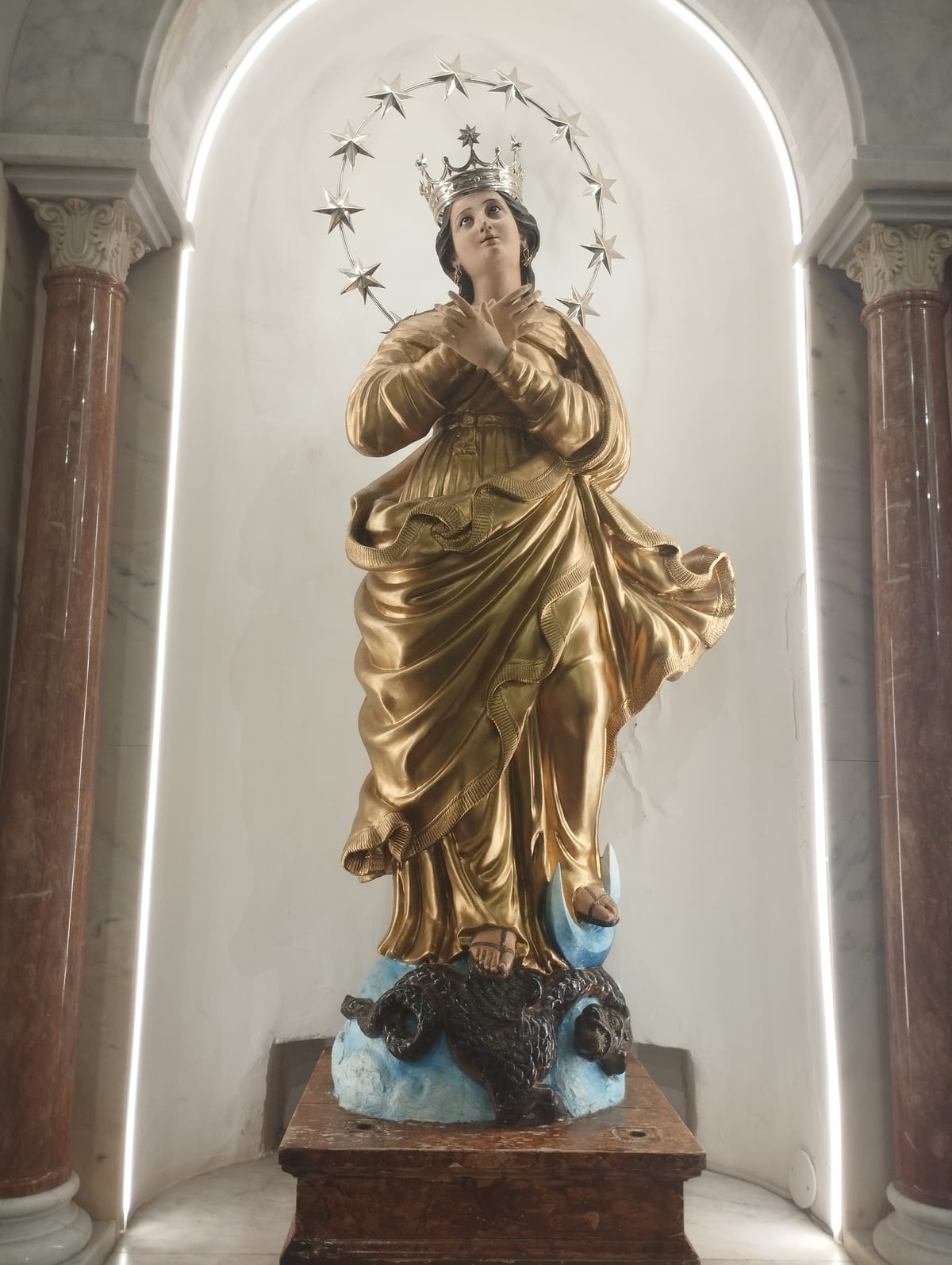 La statua dell'Immacolata venerata l'8 dicembre nella chiesa di Gesù e Maria
