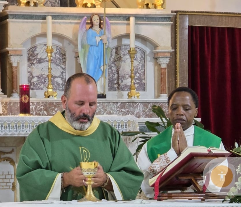 P. Marco Damanti e don Augustino durante la celebrazione eucaristica