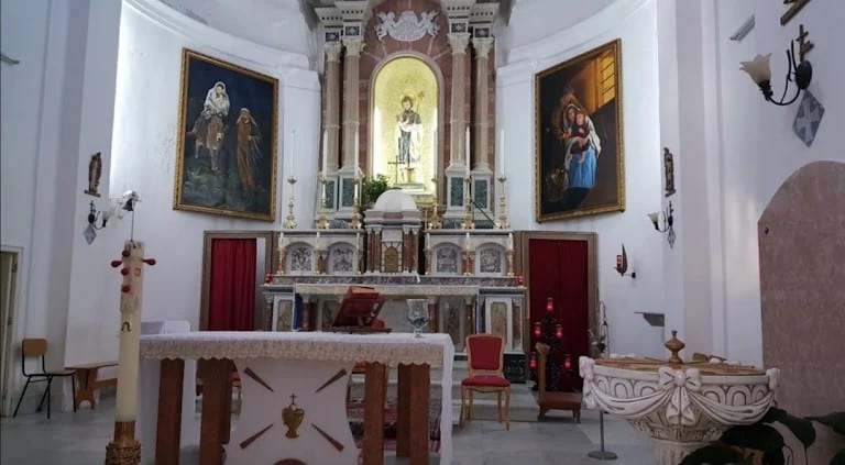 Presbiterio con la statua di San Giuseppe nella nicchia