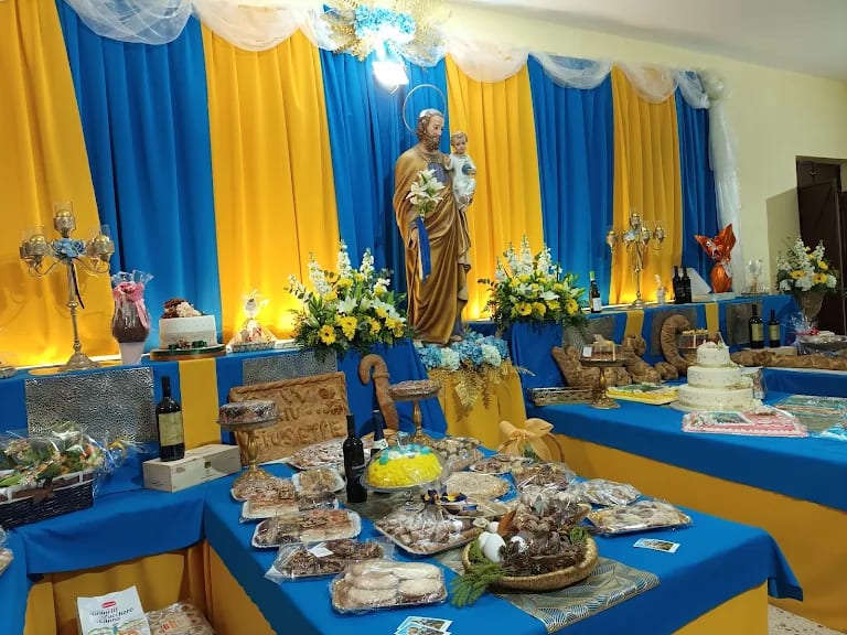 La tradizionale Tavola di San Giuseppe con pani e dolci votivi